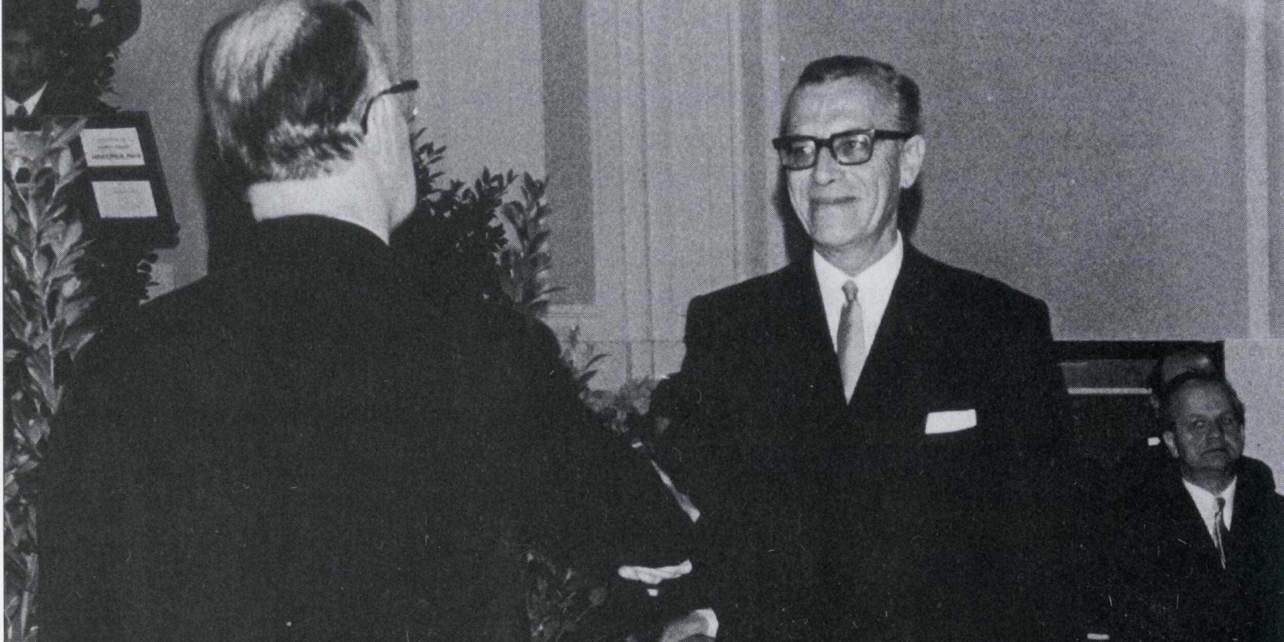 Robert Wagner übergibt die Leitung des Mozarteums dem ersten demokratisch gewählten Rektor Paul von Schilhawsky | © Privatbesitz von P. v. Schilhawsky Robert Wagner übergibt die Leitung des Mozarteums dem ersten demokratisch gewählten Rektor Paul von Schilhawsky | © Privatbesitz von P. v. Schilhawsky