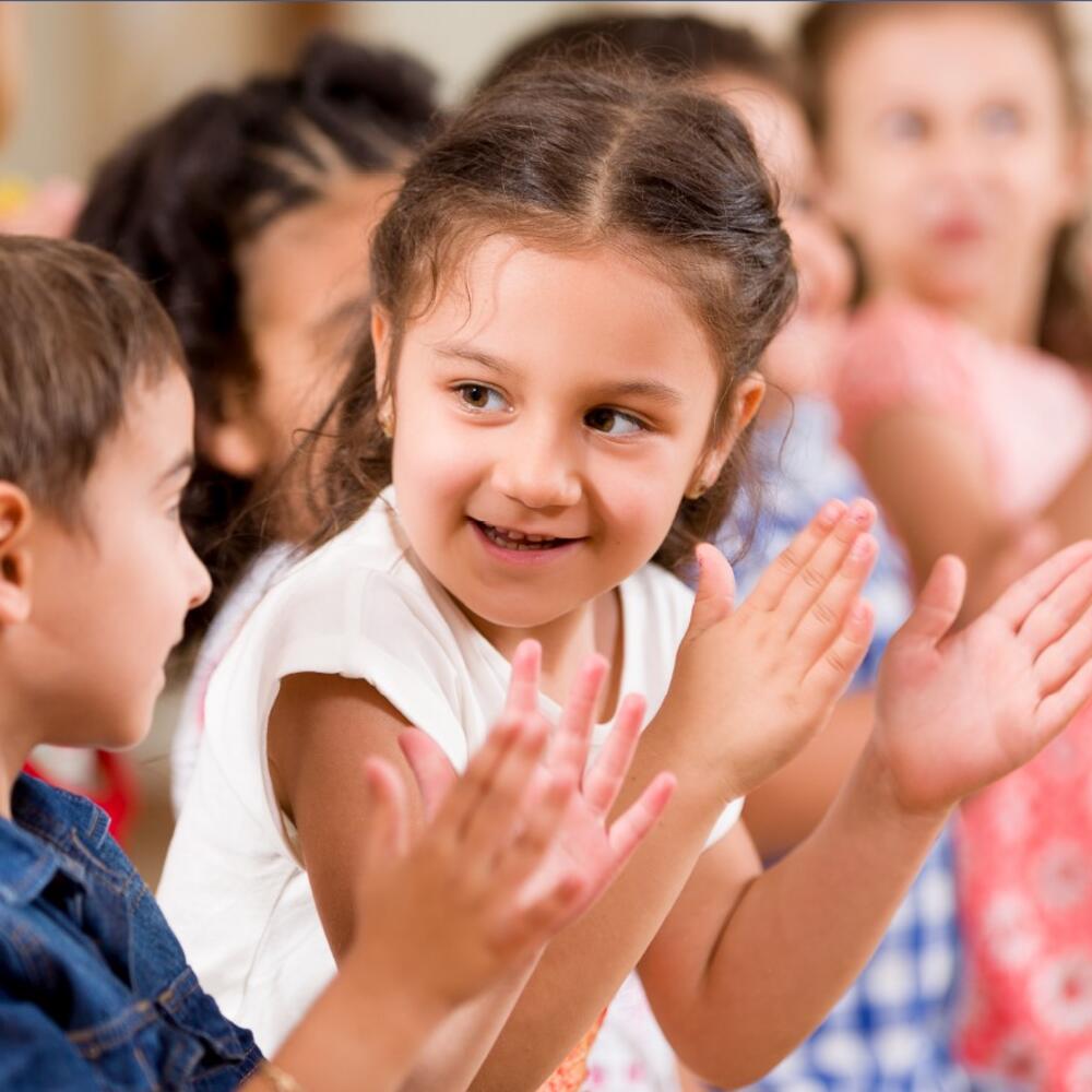 Kinder klatschen gemeinsam