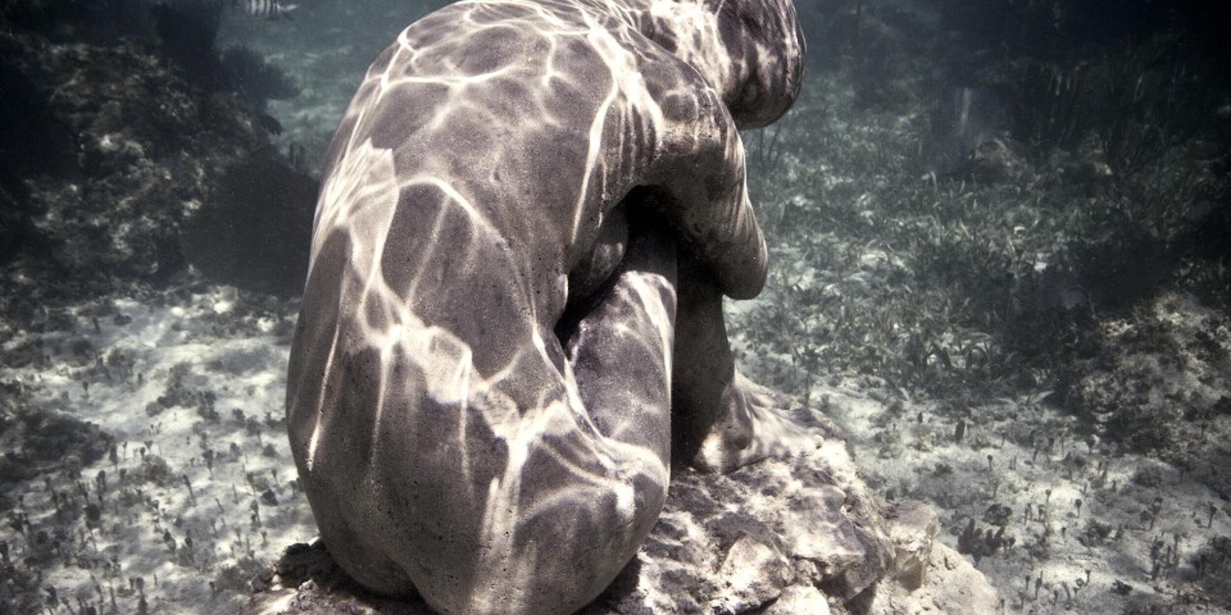Sujet Dido & Aeneas / Elissa | © Jason deCaires Taylor Sitzende Steinfigur unter Wasser | © Jason deCaires Taylor