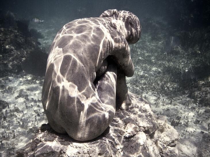 Sujet Dido & Aeneas / Elissa | © Jason deCaires Taylor Sitzende Steinfigur unter Wasser | © Jason deCaires Taylor