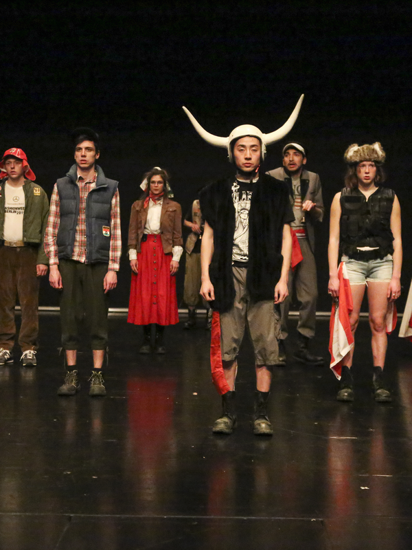 Schauspieler*innen mit Helmen, Fellen und mit Flaggen auf der Bühne | © Manuela Seethaler