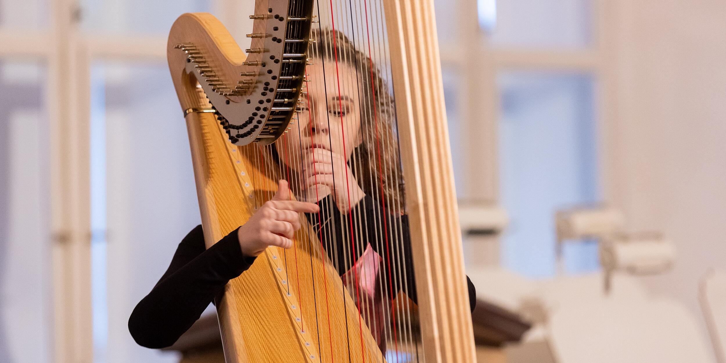 Mädchen spielt Harfe | © prima la musica/Foto Neumayr