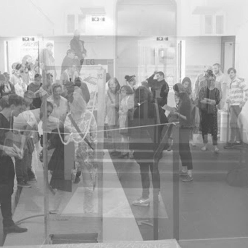 Doppelbelichtetes Bild in schwarz-weiß: Ausstellungsraum leer und mit Publikum | © Galerie DAS ZIMMER