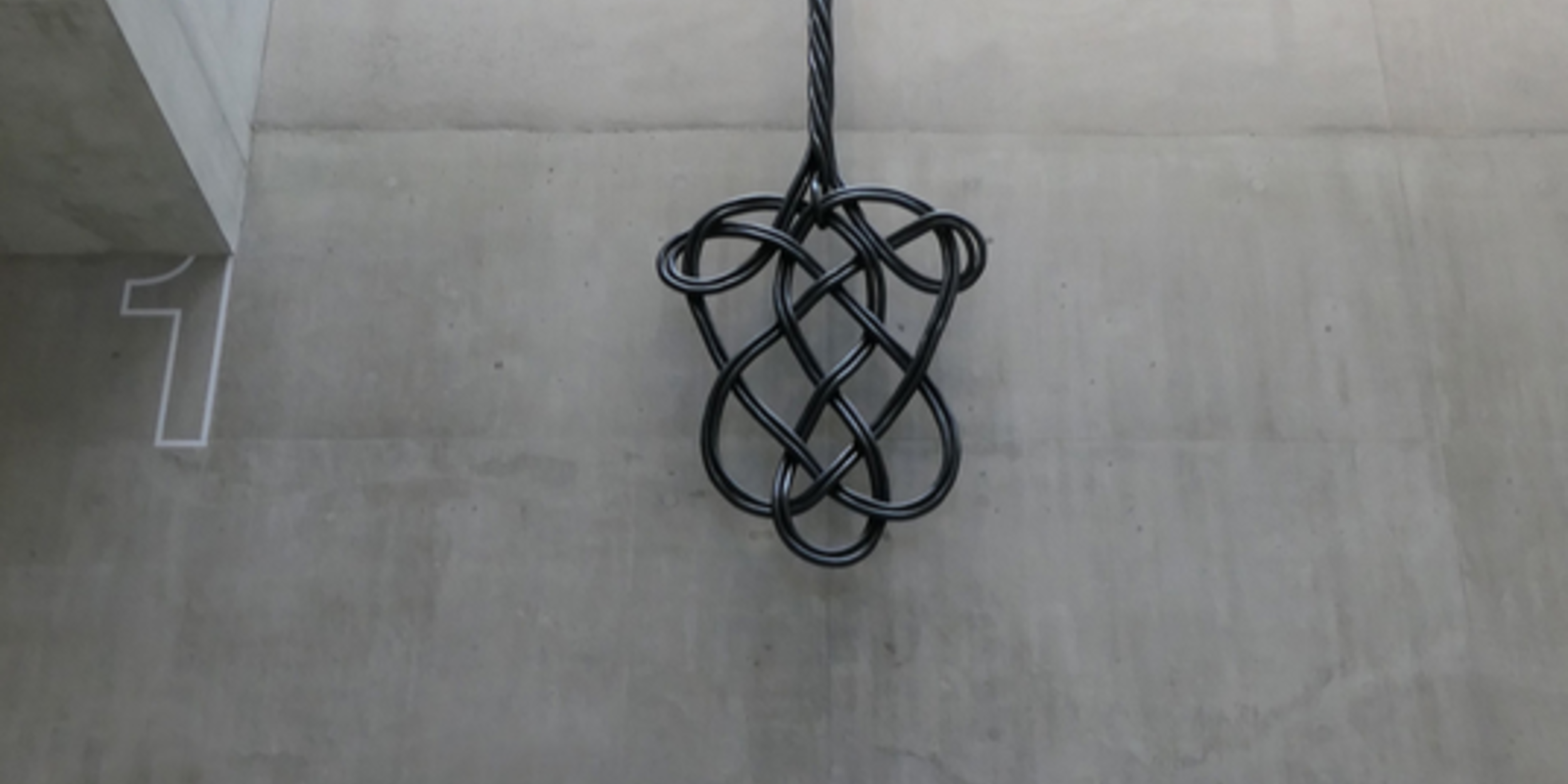 Wiebke Siem. Verfremdung als ästhetische Kategorie | © Wiebke Siem Teppichklopfer auf grauer Wand | © Wiebke Siem