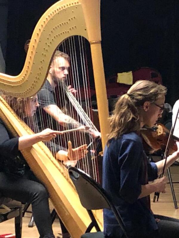 Vier Menschen mit verschiedenen Streichinstrumenten auf einer Bühne | © Universität Mozarteum