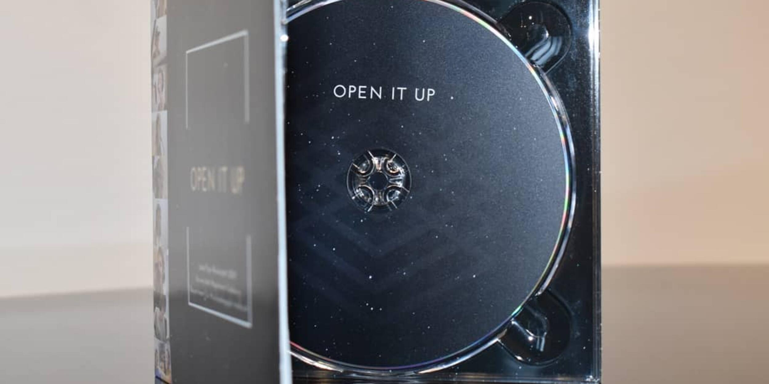 Detailaufnahme einer CD-Hülle, das Cover ist geöffnet, schwarze CD mit Aufschrift Open it up | © Musikpädagogik Innsbruck
