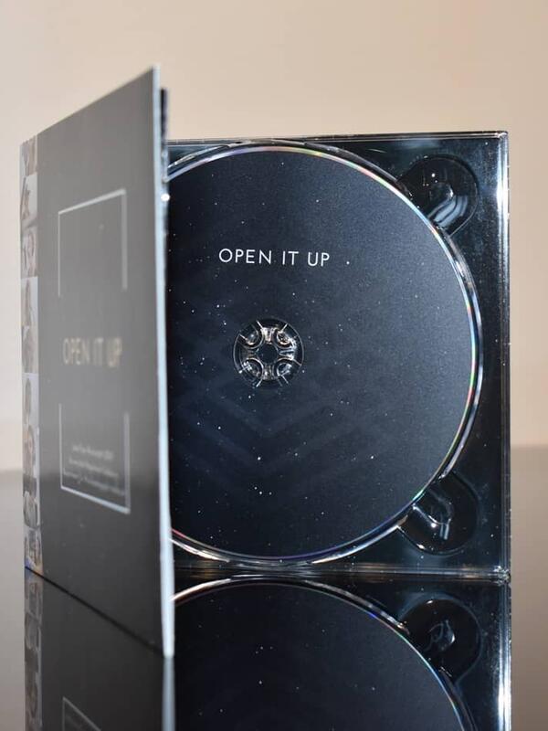 Open It Up - CD-Produktion | © Musikpädagogik Innsbruck Detailaufnahme einer CD-Hülle, das Cover ist geöffnet, schwarze CD mit Aufschrift Open it up | © Musikpädagogik Innsbruck