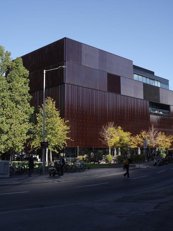 © Elsa Okazaki Haus der Musik von außen, im Vordergrund eine Straße mit Fußgängern und Bäume | © Elsa Okazaki