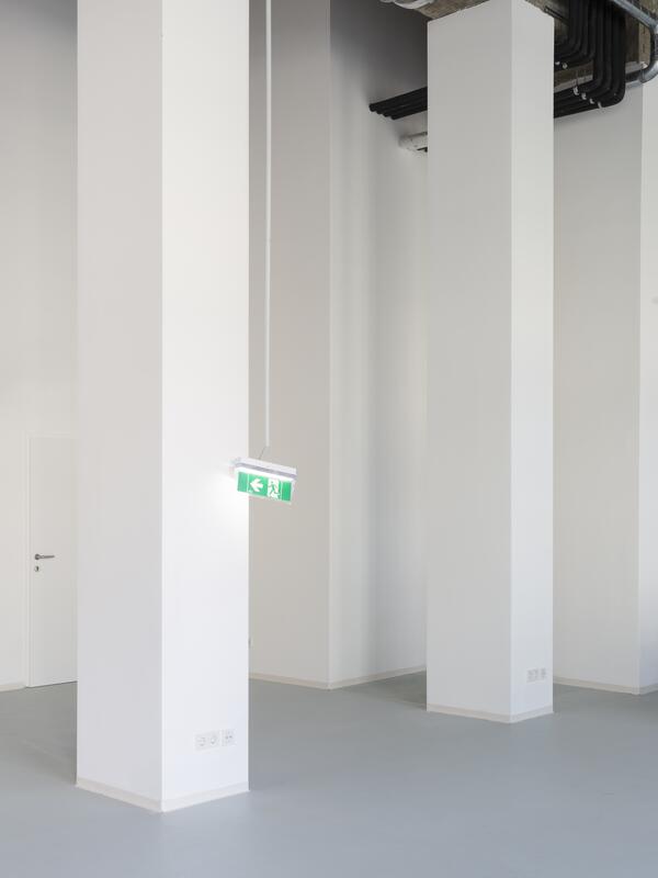 Institut für Open Arts | © Studio Fjeld Eingangshalle mit Notausgangschild | © Studio Fjeld