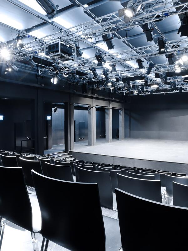 © Christian Schneider Theaterraum mit großer leerer Bühne und bestuhltem Zuseherraum | © Christian Schneider