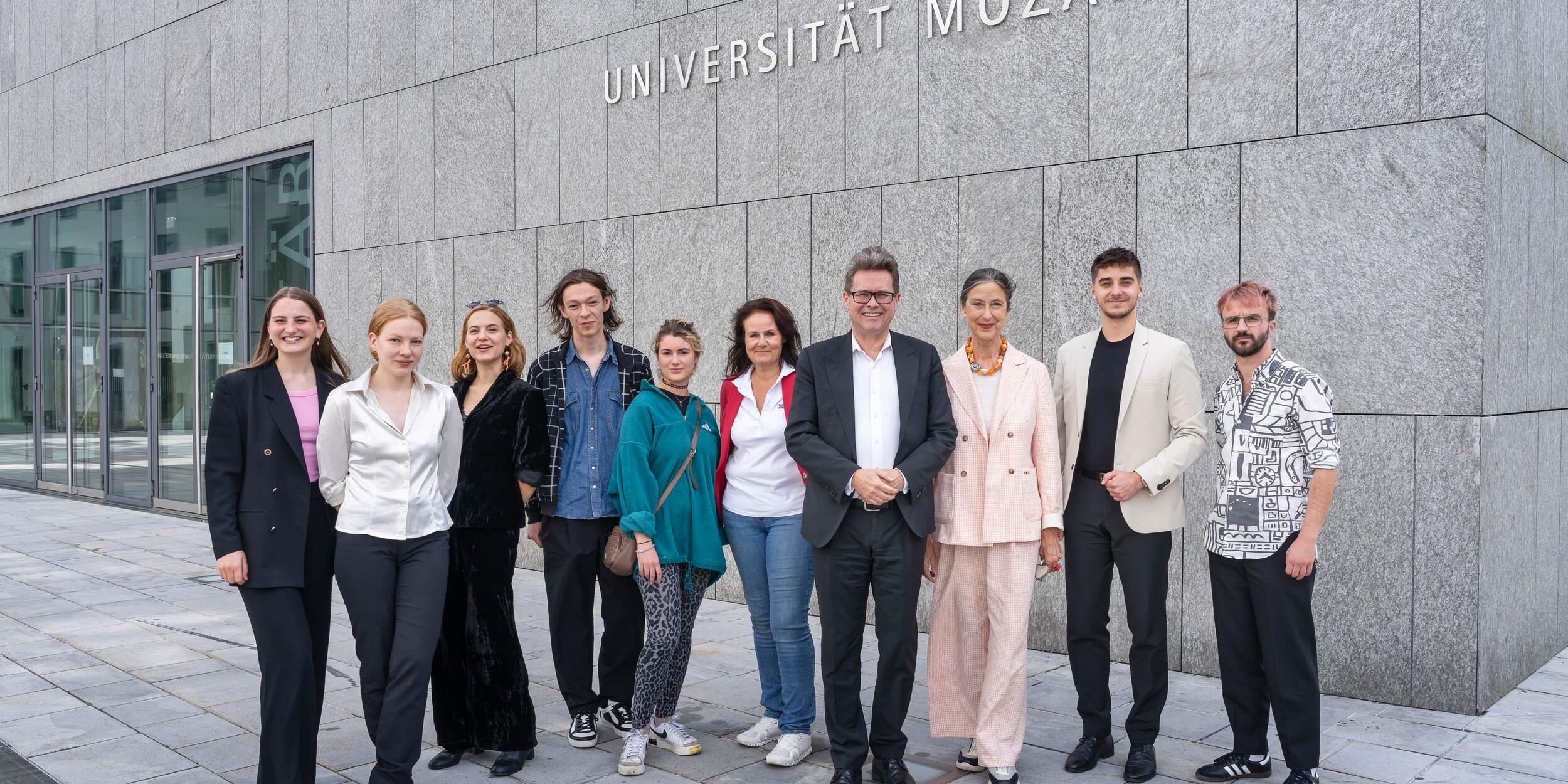 v.l.n.r.: Sophie Thammer, Juliette Larat, Giulia Giammona, Colin Johner, Laura Trilsam, Vizerektorin Anastasia Weinberger, Bildungsminister Martin Polaschek, Rektorin Elisabeth Gutjahr, Matteo Ivan Rašić, Joachim Gottfried Goller | © Christian Schneider v.l.n.r.: Sophie Thammer, Juliette Larat, Giulia Giammona, Colin Johner, Laura Trilsam, Vizerektorin Anastasia Weinberger, Bildungsminister Martin Polaschek, Rektorin Elisabeth Gutjahr, Matteo Ivan Rašić, Joachim Gottfried Goller | © Christian Schneider
