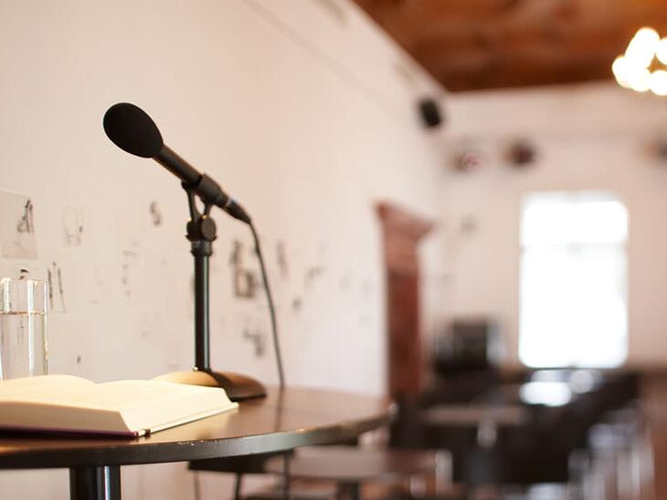 Tisch mit Mikrofon | © Stadt Salzburg
