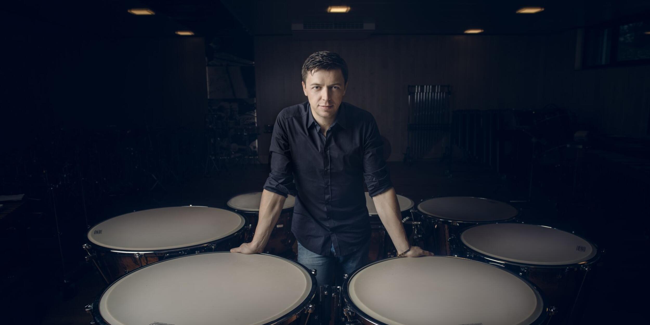 Martin Grubinger | © Simon Pauly Martin Grubinger steht an sieben Pauken. | © Simon Pauly