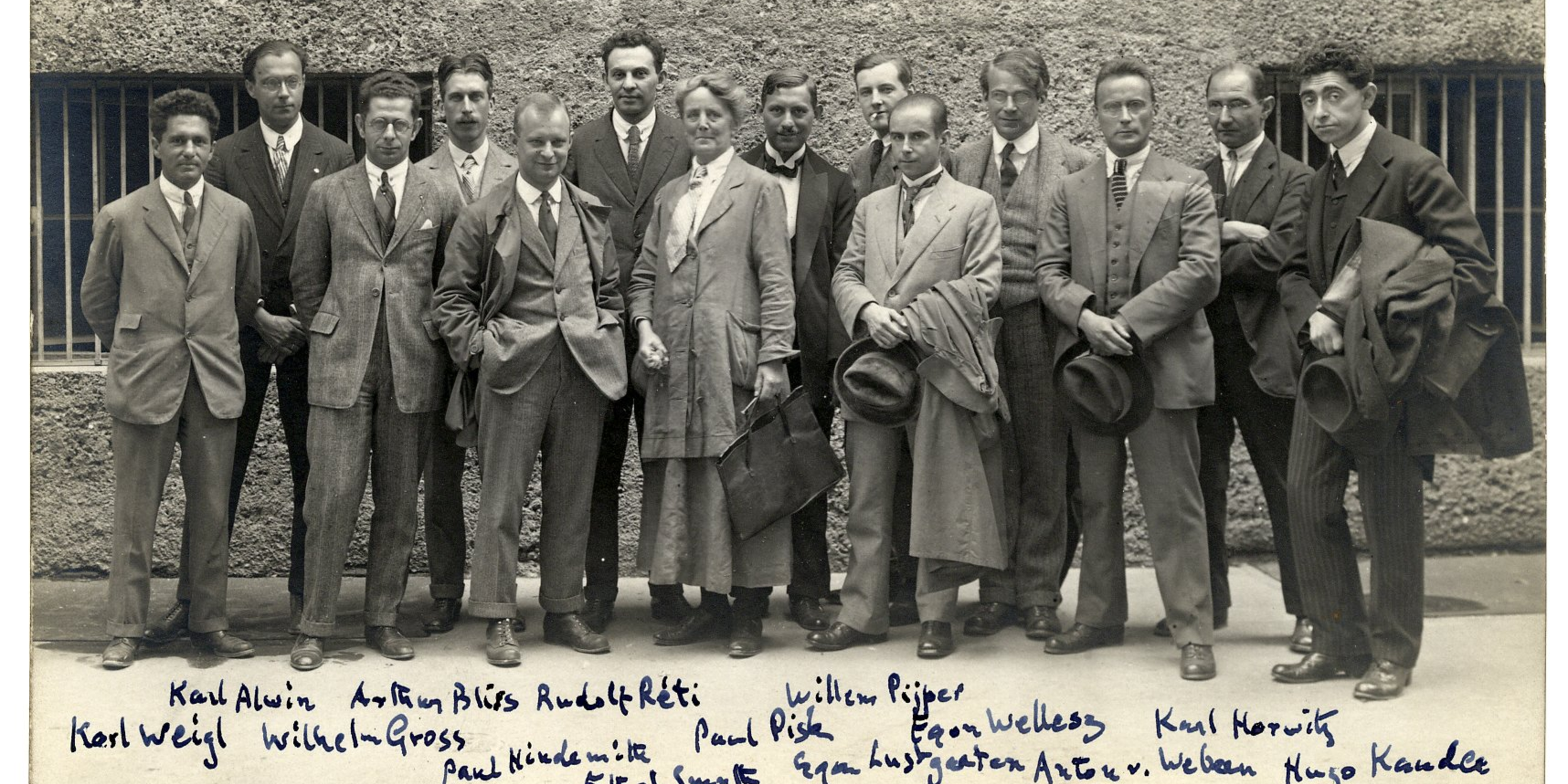 © King's College Cambridge Archive, EJ Dent Papers Historisches schwarz-weiß Foto einer Gruppen von Menschen von 1922 | © King's College Cambridge Archive, EJ Dent Papers