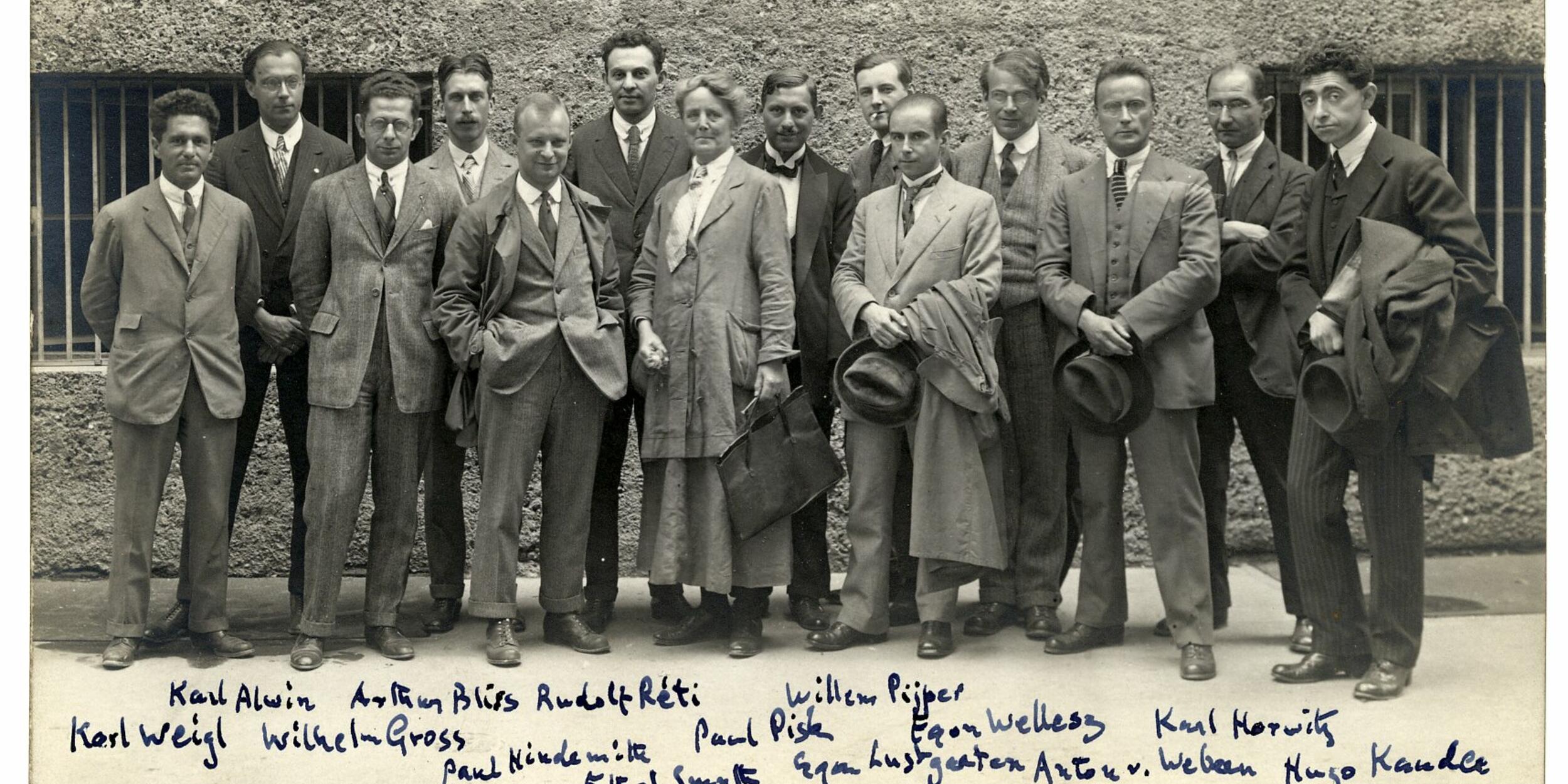 Historisches schwarz-weiß Foto einer Gruppen von Menschen von 1922 | © King's College Cambridge Archive, EJ Dent Papers
