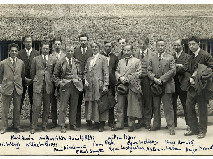 Historisches schwarz-weiß Foto einer Gruppen von Menschen von 1922 | © King's College Cambridge Archive, EJ Dent Papers
