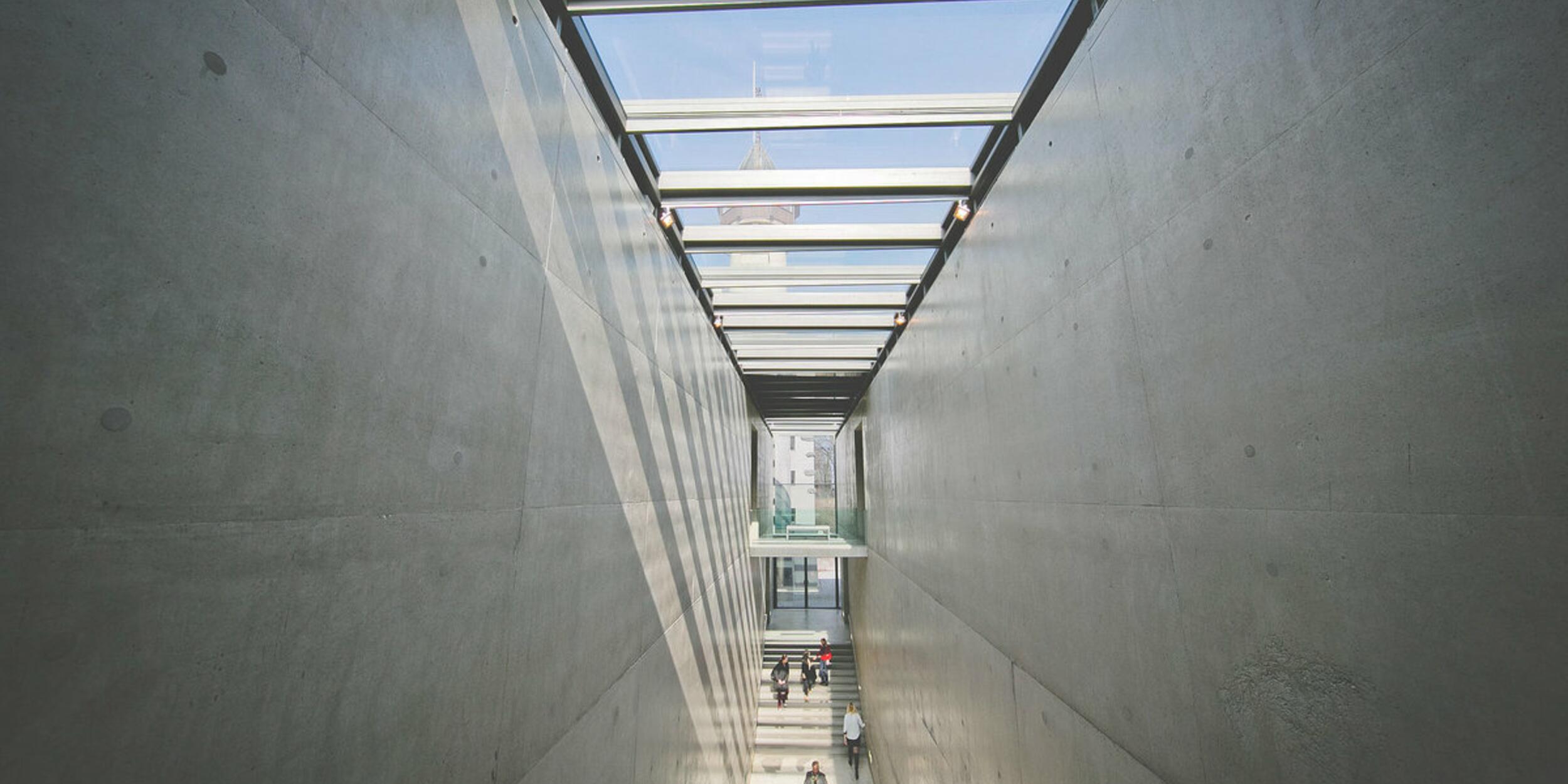 Treppenhaus Museum der Moderne, Sichtbeton und gläserne Decke