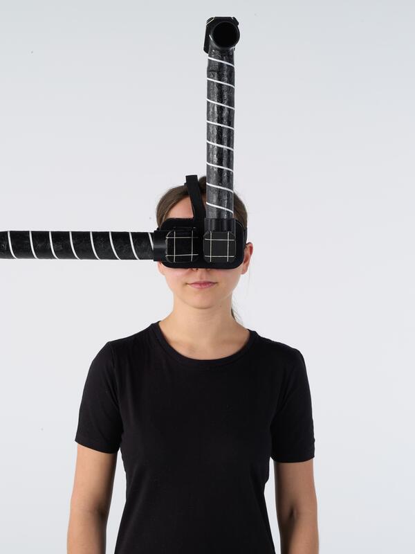 Pia Geisreiter: Rotierende Perspektive | © Patrick Schaudy Frau mit Applikationen, die sie nach hinten und vorne sehen lässt | © Patrick Schaudy