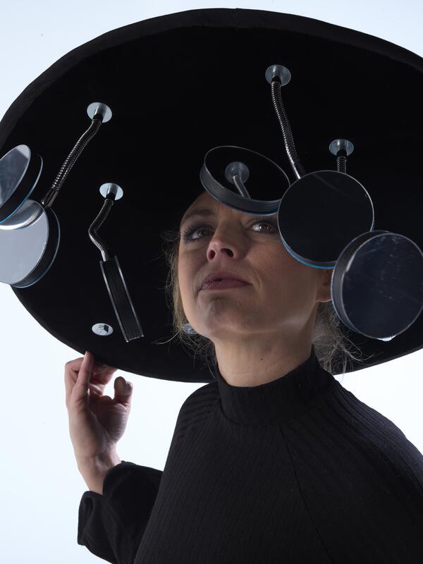 Valerie Magnus: Perspektivenwechsel | © Patrick Schaudy Frau mit Hut, an dessen Innenseite Spiegel montiert sind | © Patrick Schaudy