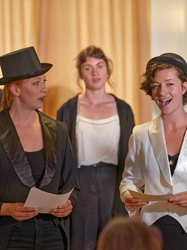 Zwei Sängerinnen im Saal | © Christian Schneider