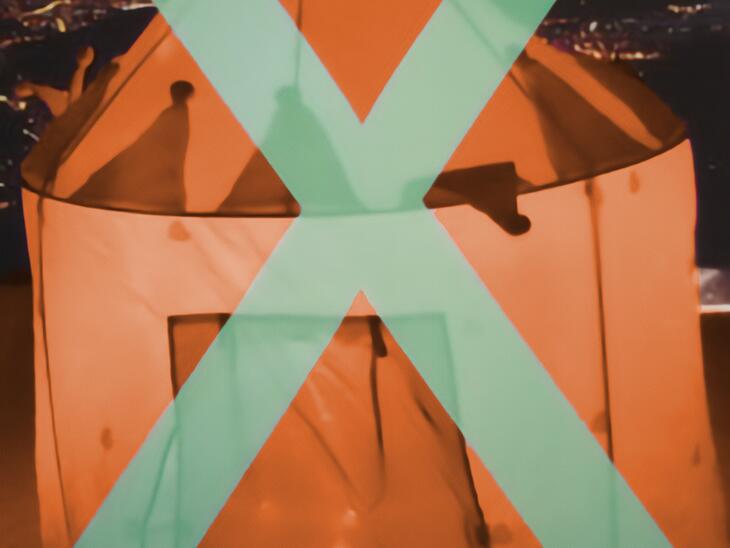 Ein oranges Zelt, darüber ein türkises X | © Applied Theatre