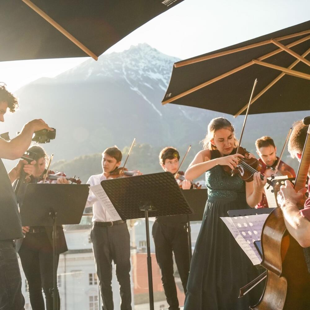 Strings in Motion | © Strings in Motion Junge Streichinstrumentalist*innen vor einer Bergkulisse | © Strings in Motion