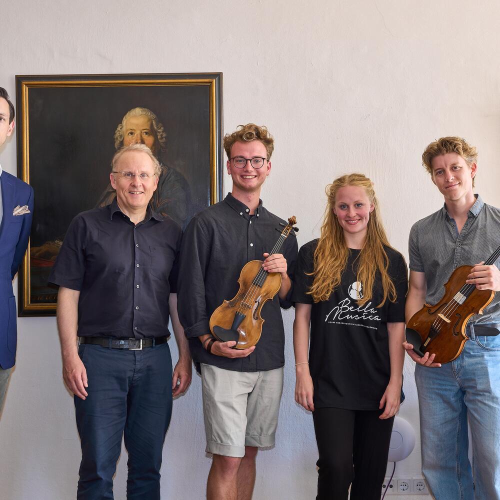 Linus Klumpner, Stefan David Hummel und Musiker*innen des Ensemble Bella Musica im Geburtshaus Mozarts in Salzburg