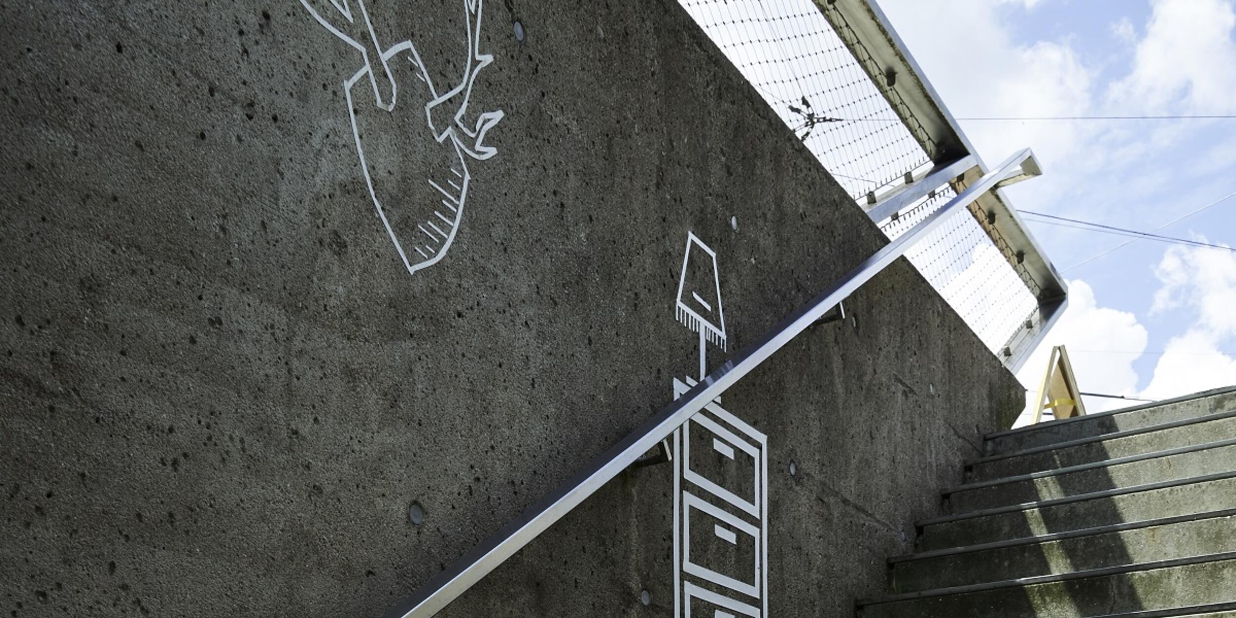 Öffentlicher Stiegenaufgang mit grafischen Elementen | © Patrick Schaudy