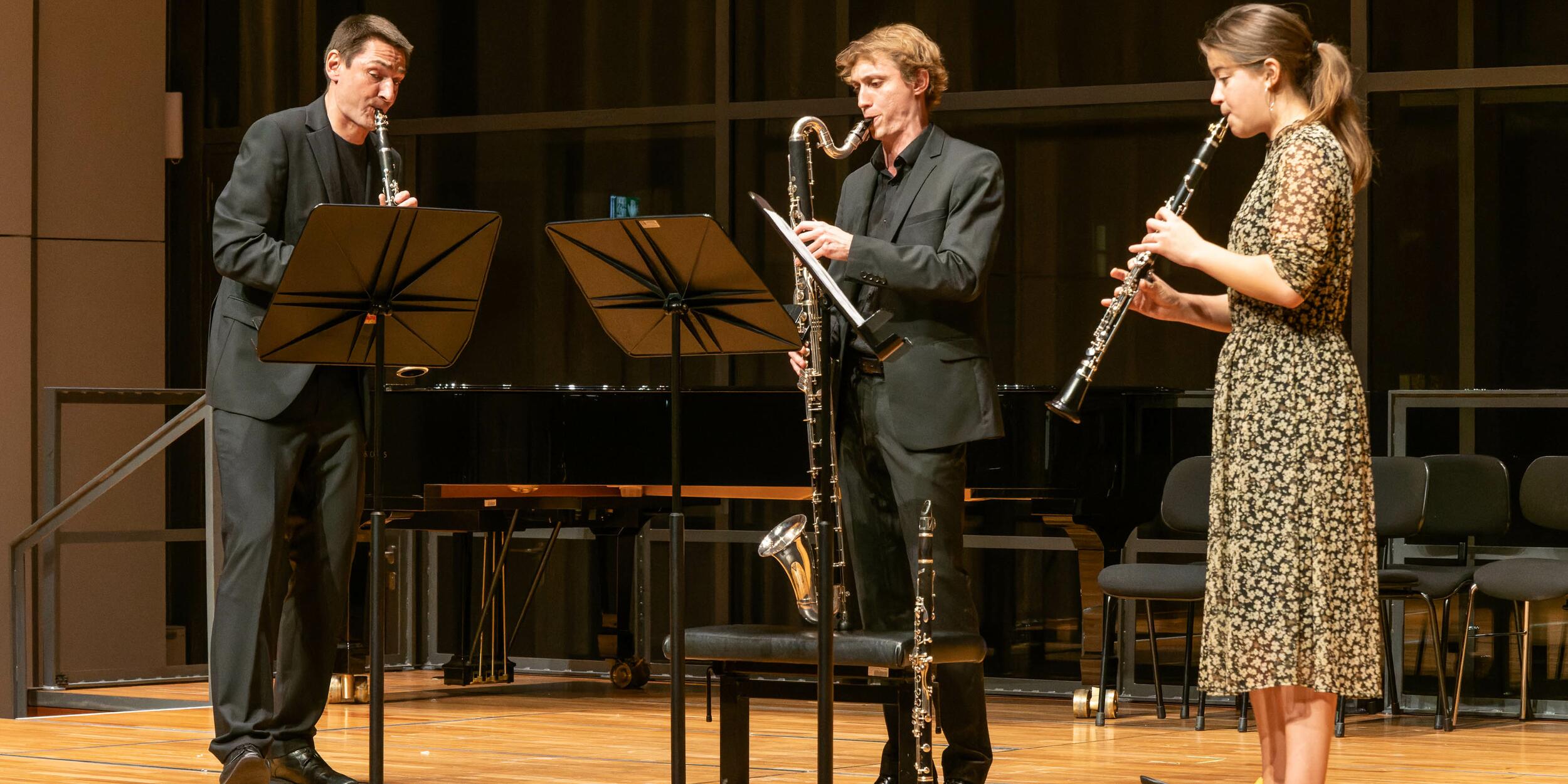 Drei Menschen mit Blasinstrumenten auf einer Bühne | © Christian Schneider