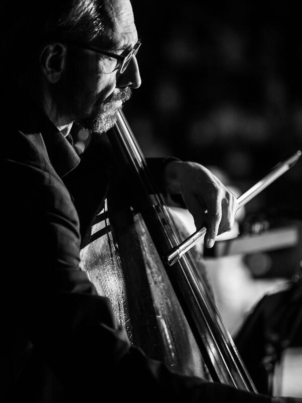 Bild schwarz-weiß, Nahaufnahme eins Kontrabasspielers | © Fabian Schober