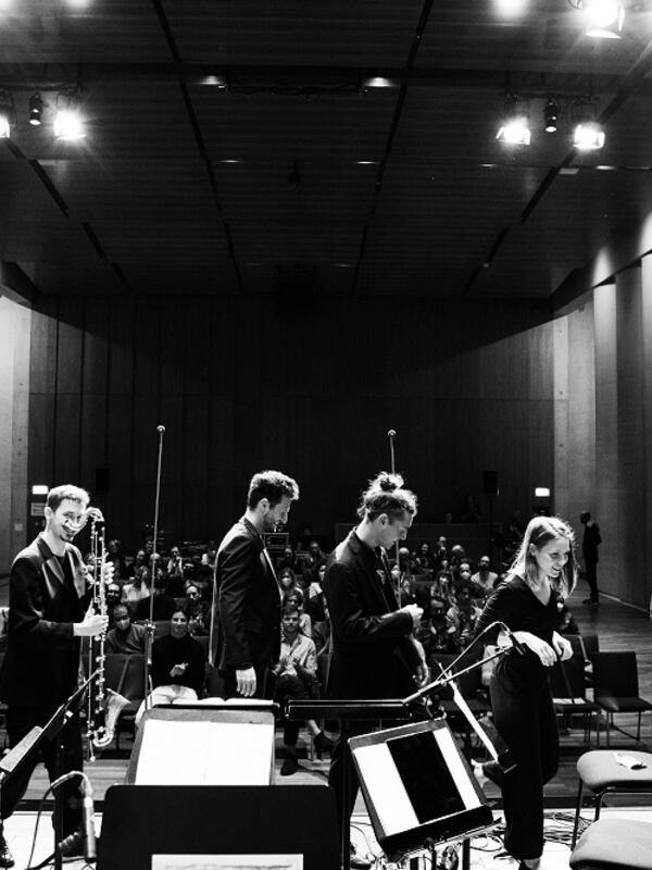 Bild schwarz-weiß, Musiker gehen von der Bühne | © Fabian Schober