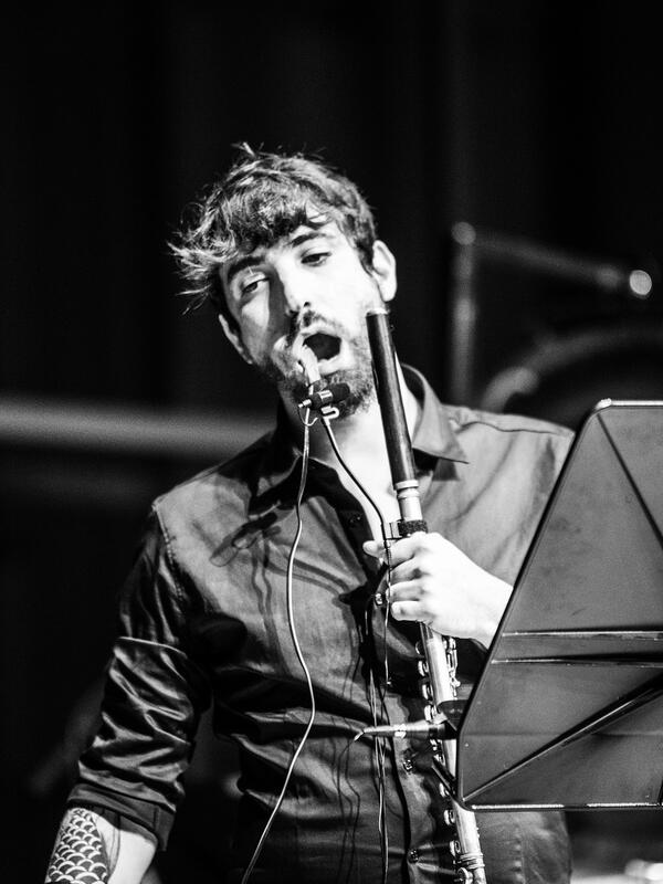 Bild schwarz-weiß, Mann mit Talkbox und Querflöte in der Hand | © Fabian Schober