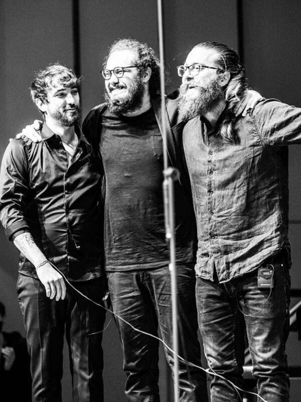 Bild schwarz-weiß, drei Männer verneigen sich auf der Bühne | © Fabian Schober