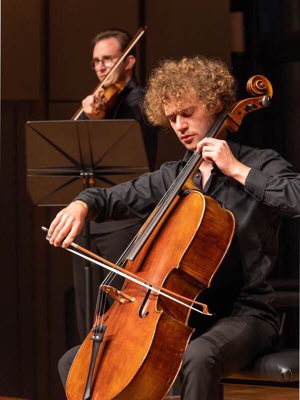 Cellist im Vordergrund, dahinter ein Geiger | © Christian Schneider