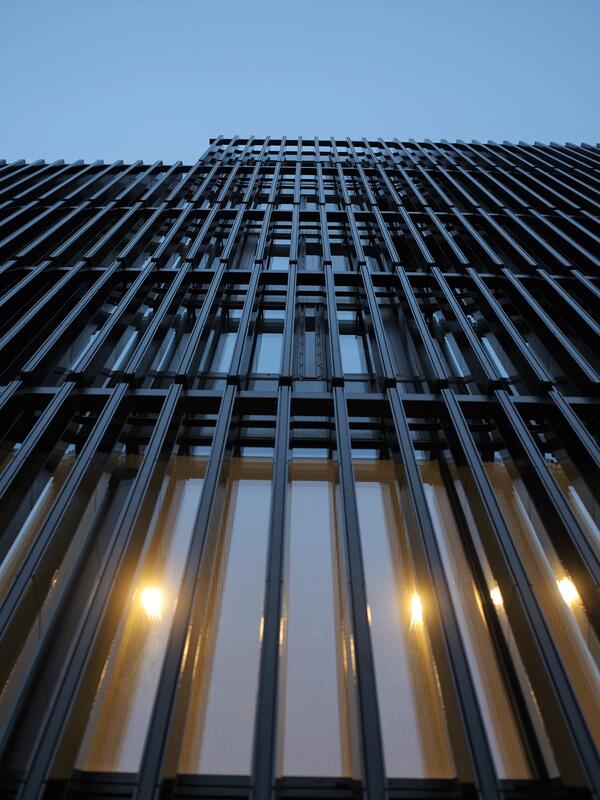 © Elsa Okazaki Fassade Haus der Musik, von unten fotografiert, Fokus auf die Verkleidung mit Keramiklamellen  | © Elsa Okazaki