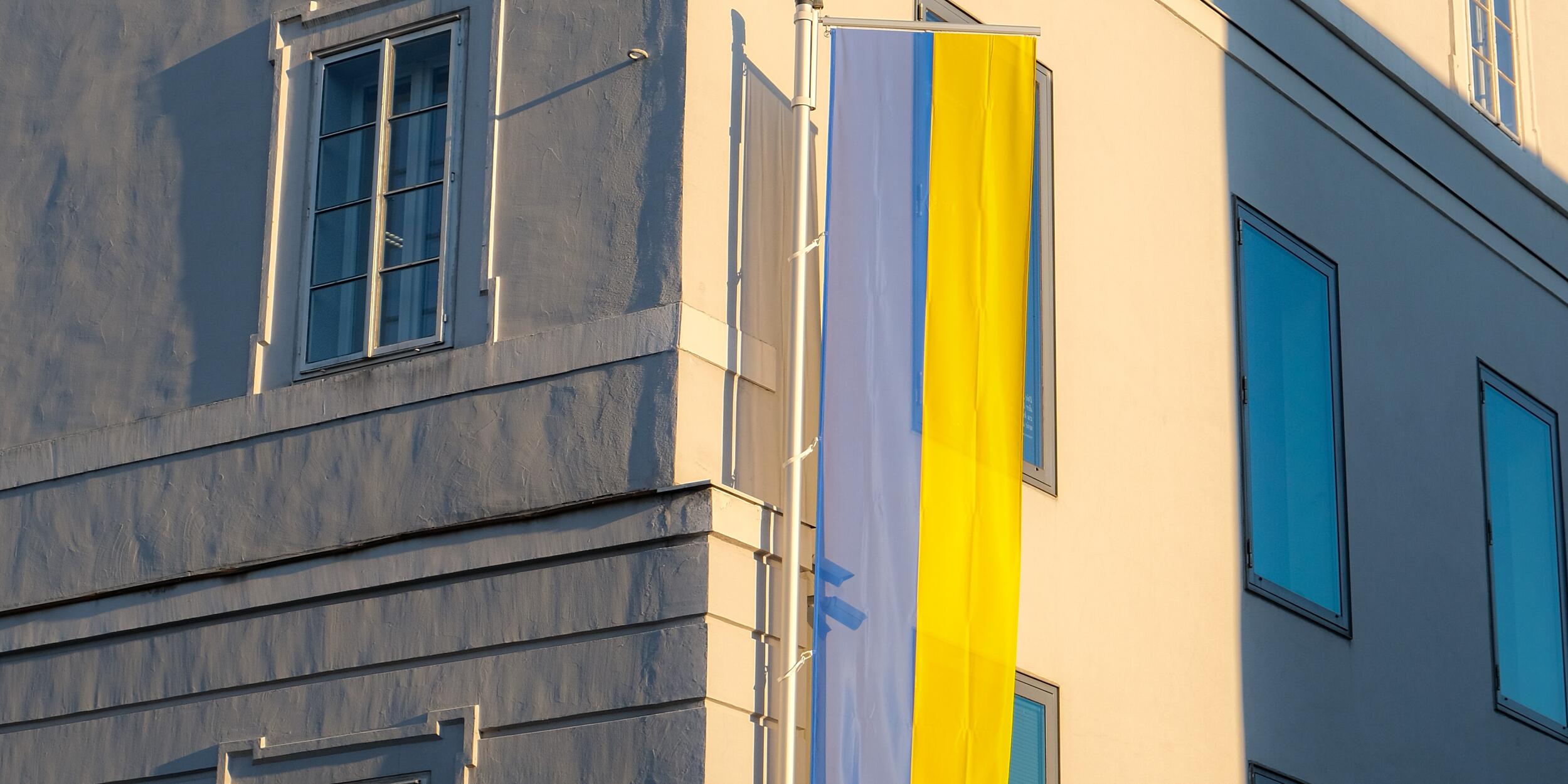 © Kateryna I. Fassade des Mozarteums, am Fahnenmast die ukrainische Flagge | © Kateryna I.