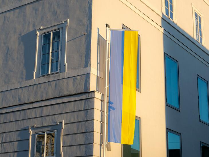 Fassade des Mozarteums, am Fahnenmast die ukrainische Flagge | © Kateryna I.