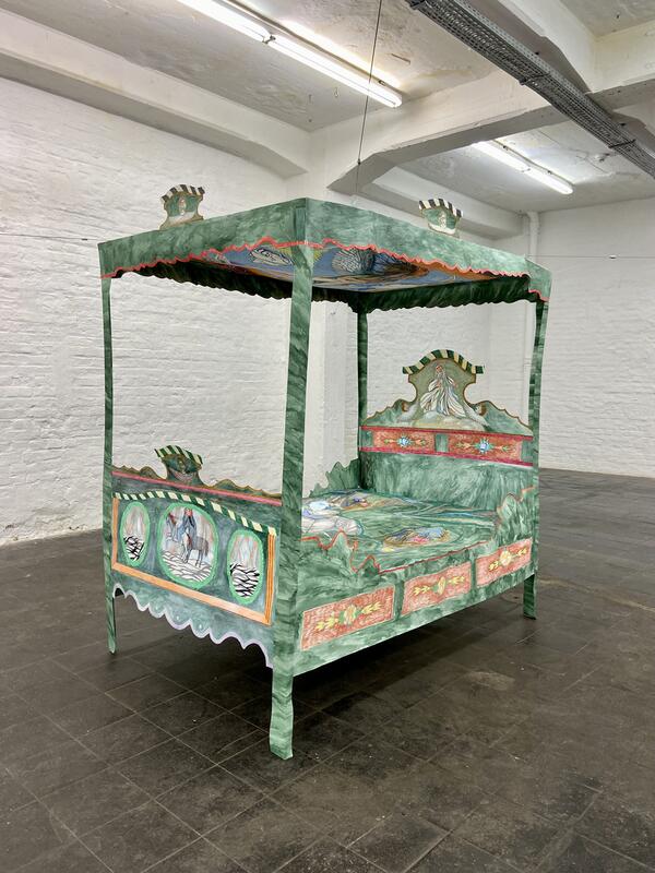 Bett aus Pappmaché in einem Ausstellungsraum | © Agnes Scherer