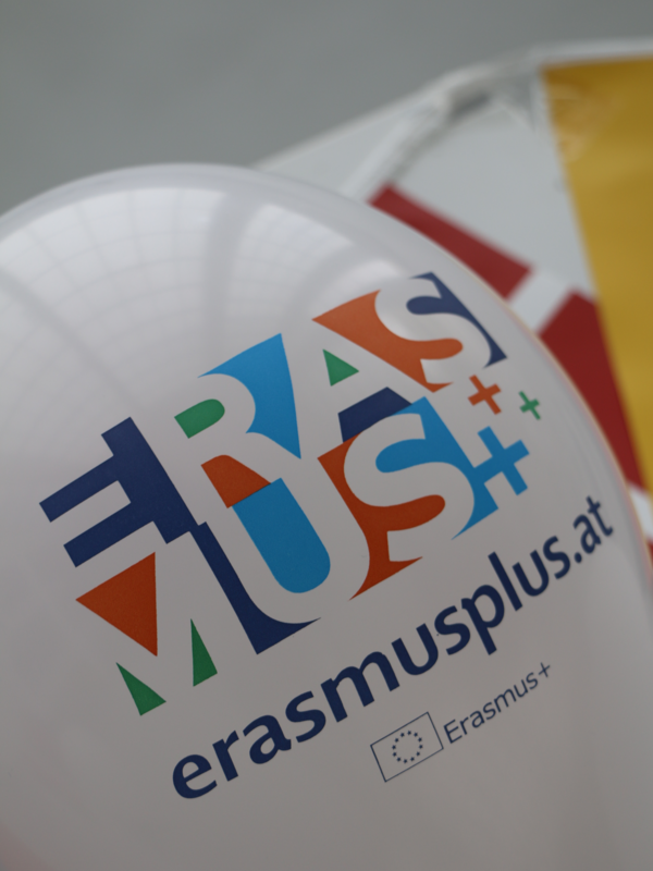 Luftballon mit dem Logo von Erasmus+
