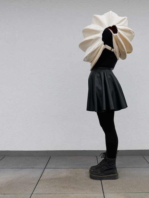 Antisocial Backpack - Julia Kirnich | © Sebastian Albert Eine Frau verbirgt ihren Kopf in einer Muschel aus Papier | © Sebastian Albert