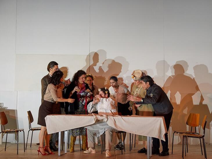 Viele Personen drängen sich um einen Tisch | © Judith Buss