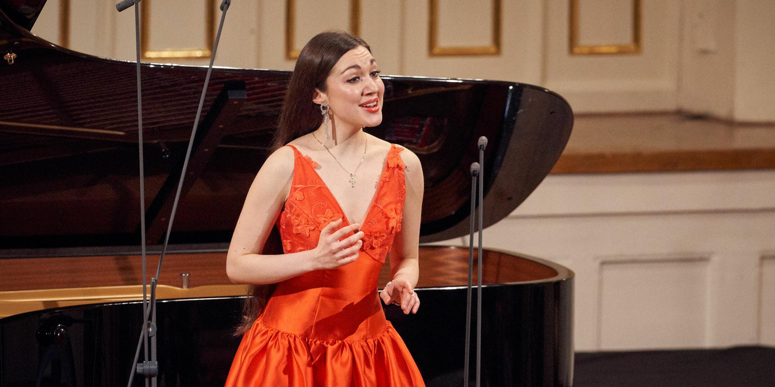Sopranistin Anna El-Khashem gewinnt 1. Preis beim Internationalen Mozartwettbewerb | © Christian Schneider Anna El-Khashem in rotem Kleid in der Stiftung Mozarteum | © Christian Schneider
