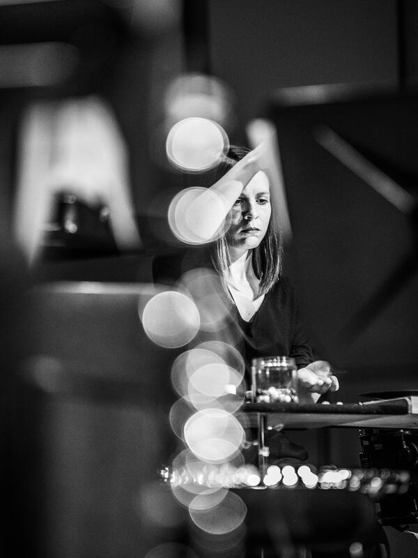 Bild schwarz-weiß, Frau an einem Tisch | © Fabian Schober