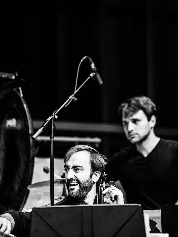 Bild schwarz-weiß, lachender Mann spielt Kontrabass | © Fabian Schober