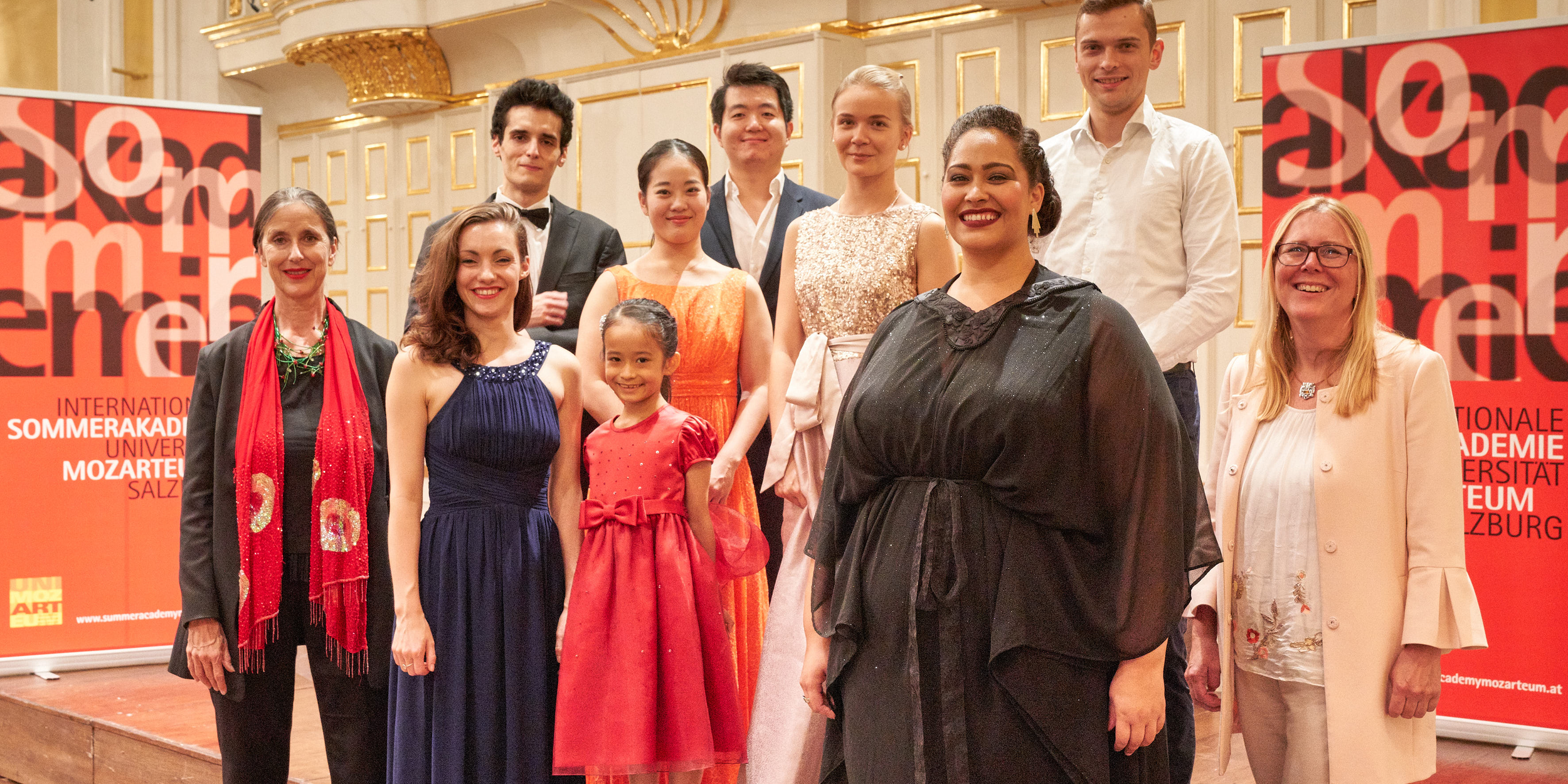 Preisträger*innen Internationale Somemrakademie 2019 | © Christian Schneider Gruppenbild, alle lächeln in die Kamera | © Christian Schneider