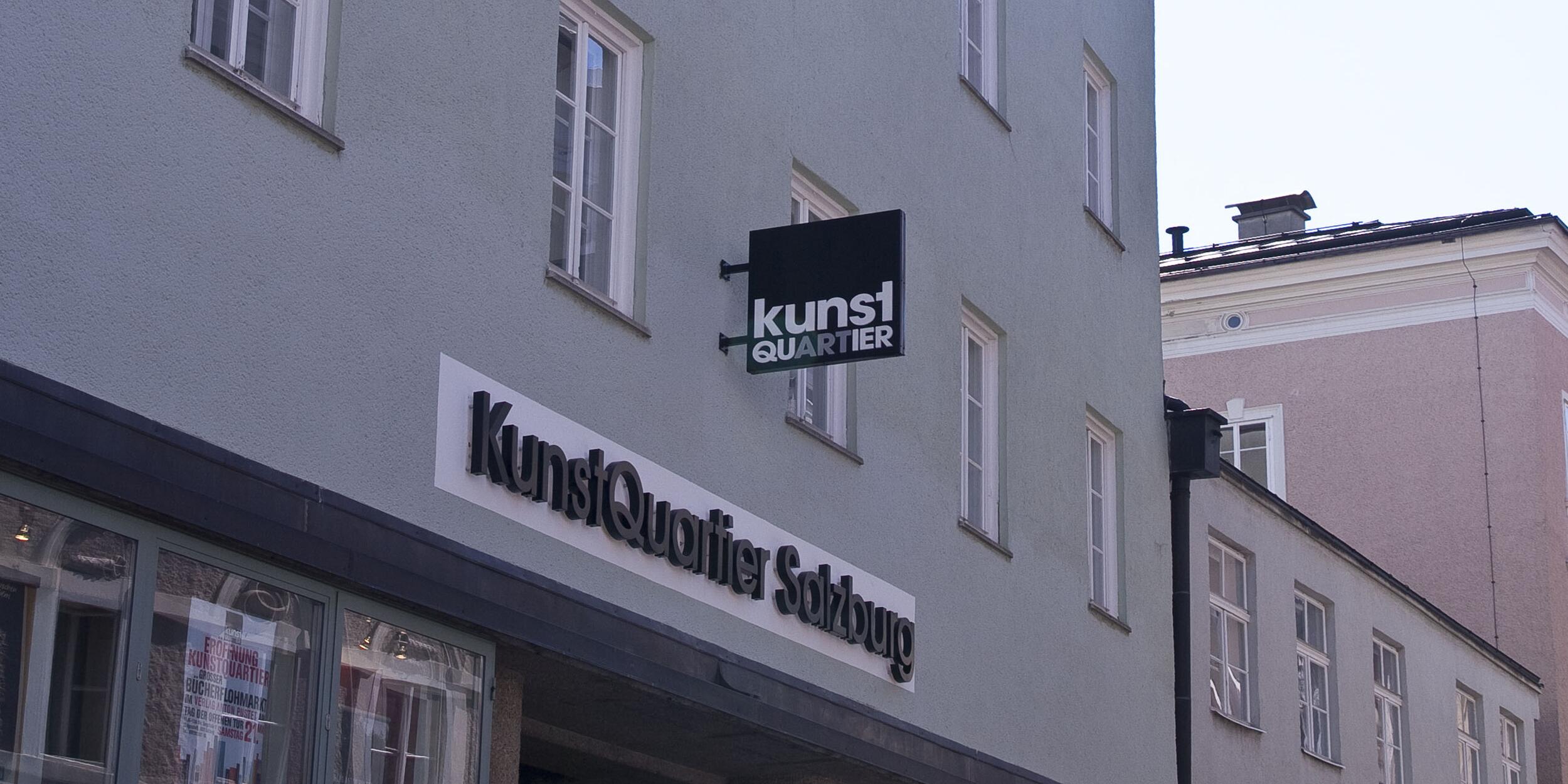 © Tanja Kühnel Fassade mit Schriftzug KunstQuartier Salzburg, gegen die Sonne fotografiert | © Tanja Kühnel