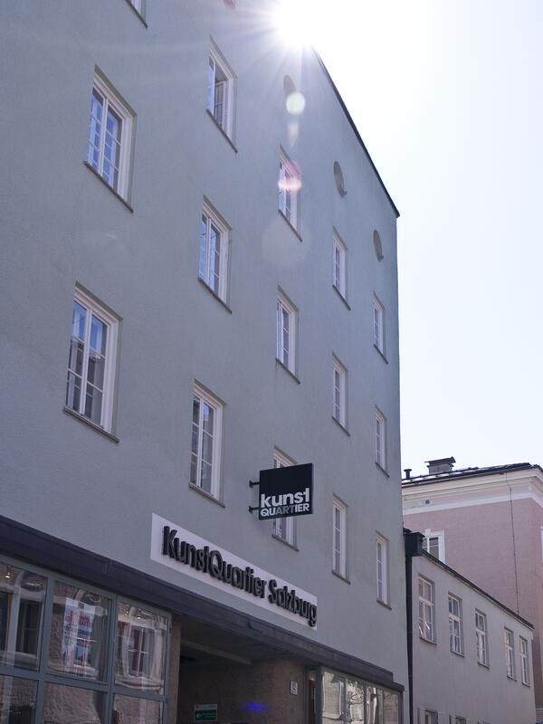 © Tanja Kühnel Fassade mit Schriftzug KunstQuartier Salzburg, gegen die Sonne fotografiert | © Tanja Kühnel