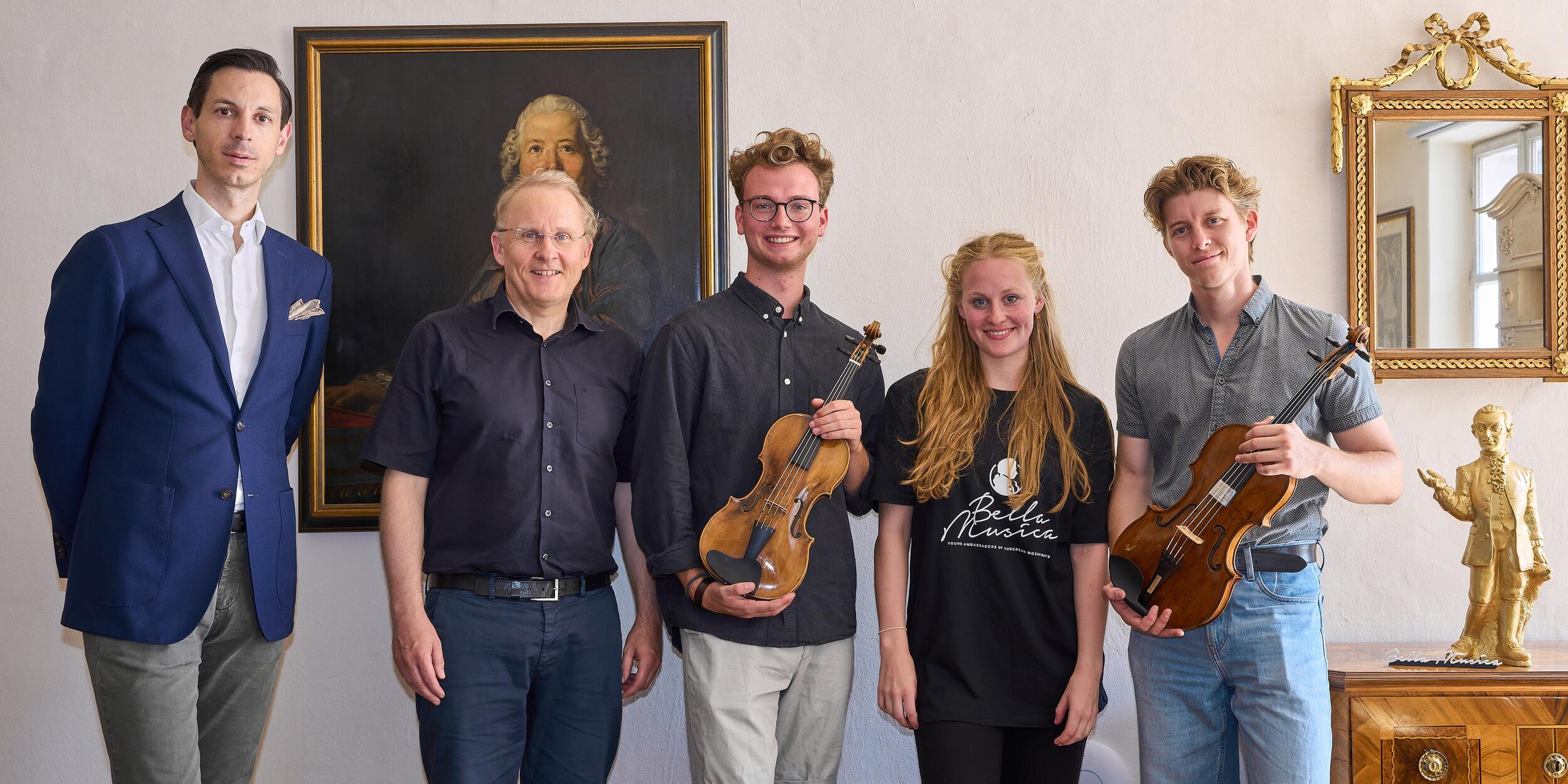 Linus Klumpner, Stefan David Hummel und Musiker*innen des Ensemble Bella Musica im Geburtshaus Mozarts in Salzburg