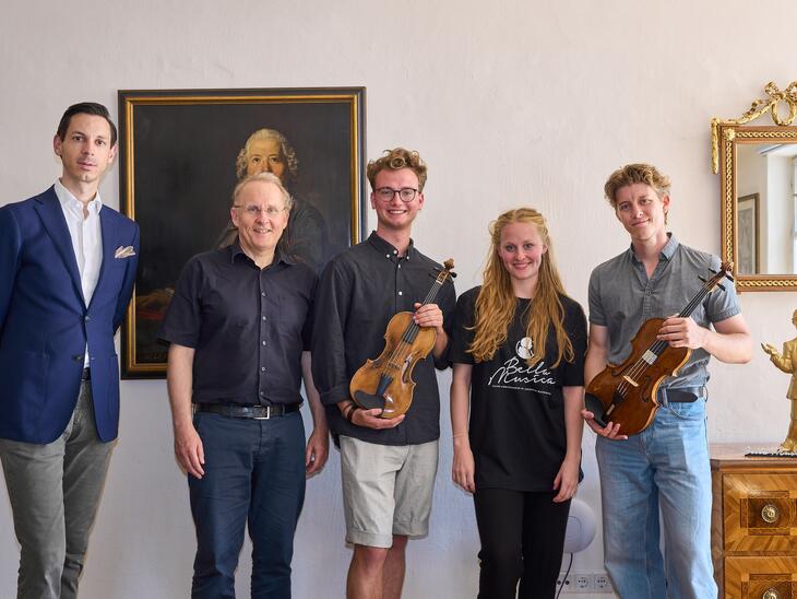 Linus Klumpner, Stefan David Hummel und Musiker*innen des Ensemble Bella Musica im Geburtshaus Mozarts in Salzburg