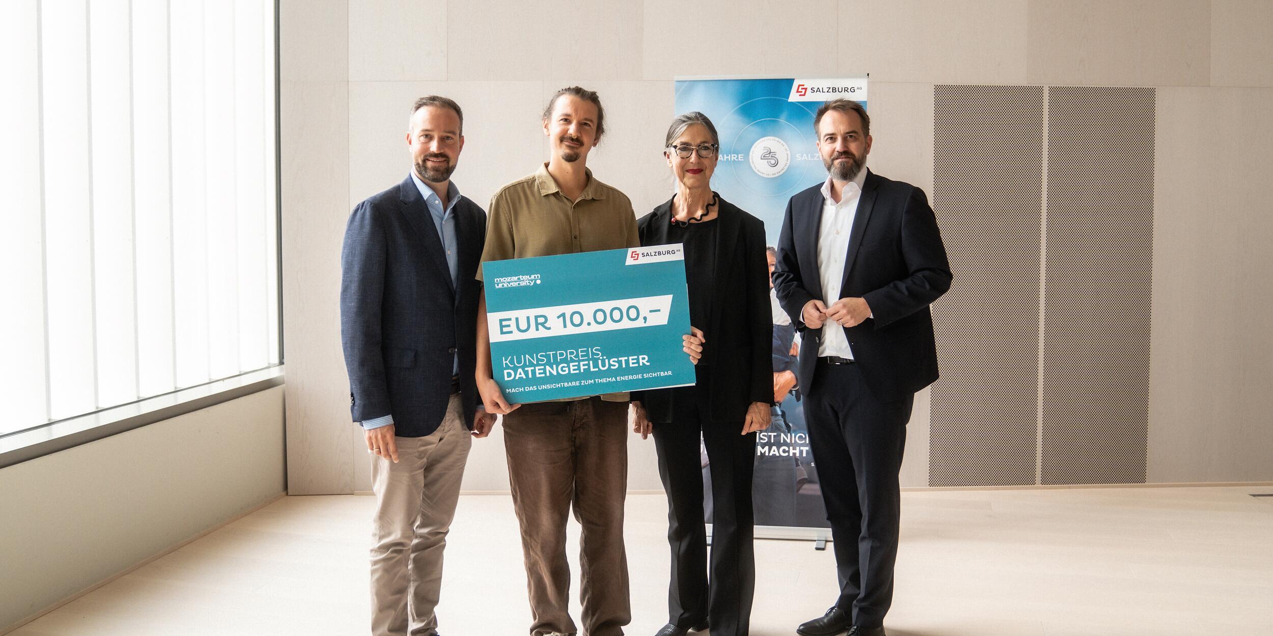 v.l.n.r.: Stefan Schnöll, Lukas Stangl, Elisabeth Gutjahr, Michael Baminger | © Salzburg AG / Bosnjak
